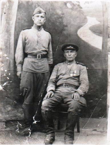 Справа Песков С.К. слева Ласица Н.И. г. Люблин 16 июля 1945 г.